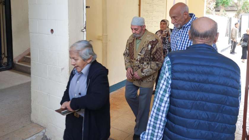 استمرار توافد الناخبين على مدرسة عزيز أباظة بمدينة نصر