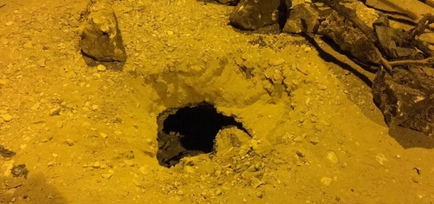 حفرة بعمق 3 أمتار فى بطن الكوبرى