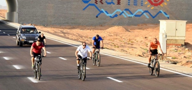 الرئيس السيسي خلال إحدى جولاته بالدراجة في شرم الشيخ