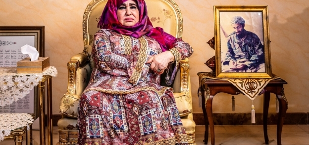 والدة أسامة بن لادن وإلى جوارها صورة لابنها على منضدة