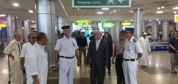 مدير أمن مطار القاهره الدولي يتفقد صالات السفر والوصول
