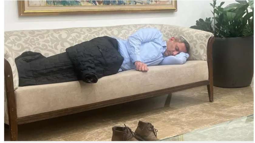 مسئول إسرائيلي ينام على كنب مكتب نتنياهو