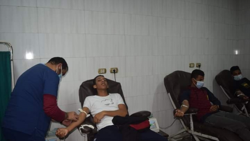 متبرعين بالدم للمصابين داخل مستشفي سوهاج الجامعي