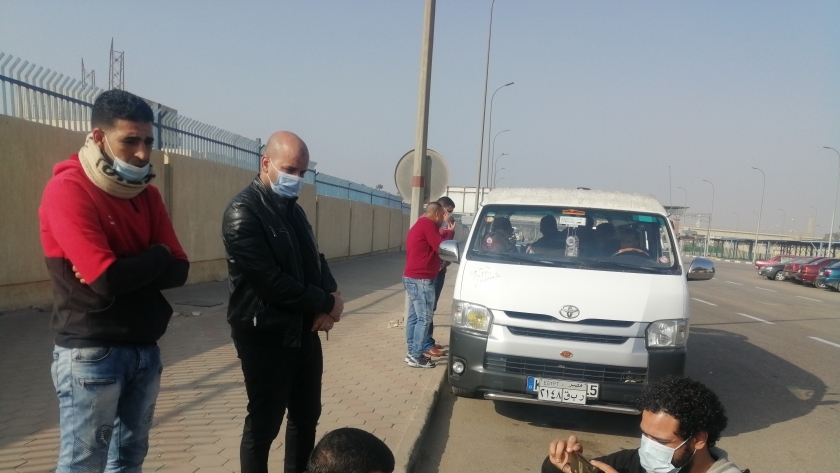 أسر ضحايا حادث العمرة أمام منفذ 35 بقرية البضائع بمطار القاهرة