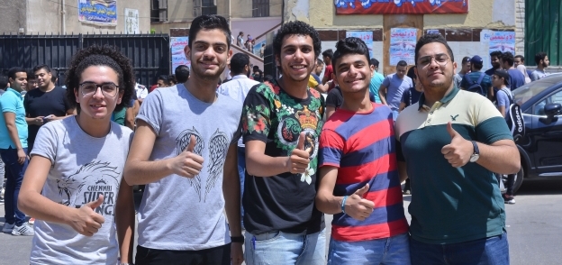 فرحة الطلاب بعد خروجهم من امتحان اللغة العربية