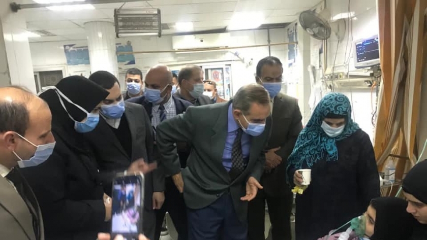 محافظ كفر الشيخ خلال زيارته للمصابين