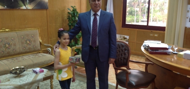 رئيس جامعة كفر الشيخ مع بطلة "الجمباز"
