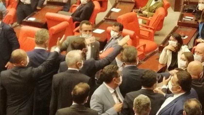 برلمان تركيا ينهي جلساته بمعركة بين نواب أردوغان ومعارضيه