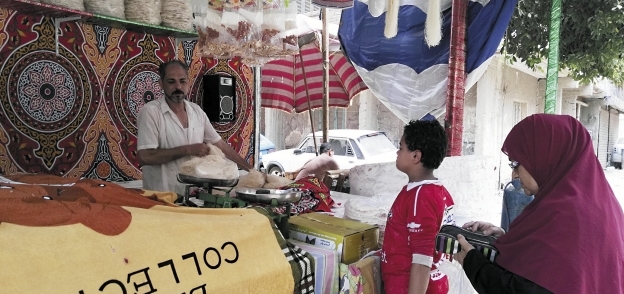 أشرف يبيع الكنافة لزبائنه