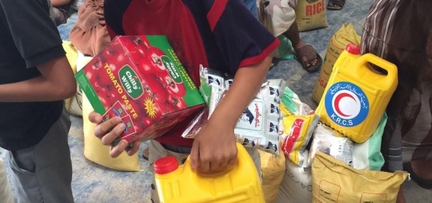 (الهلال الاحمر الكويتي) توزع 3000 سلة غذائية رمضانية في (تعز) اليمنية