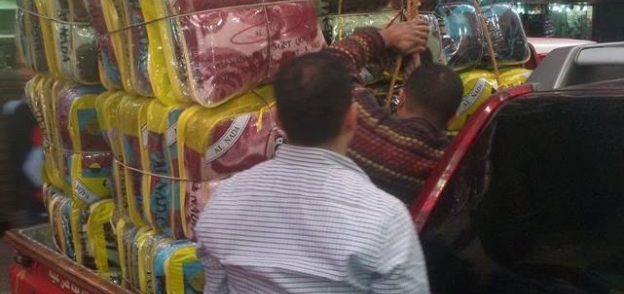 بالصور| "شباب بيحب الخانكة" في القليوبية توفر 100 بطانية جديدة للفقراء