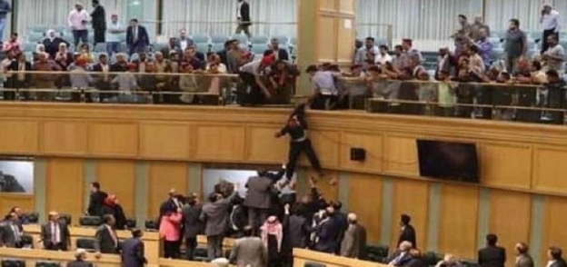 مواطن أردني يقفز من شرفة مجلس النواب.. بسبب مطالب خاصة