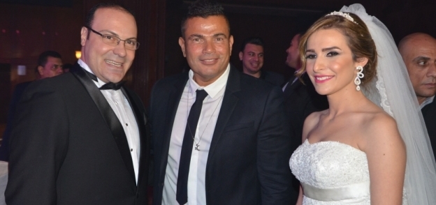 عمرو دياب مع العروسين