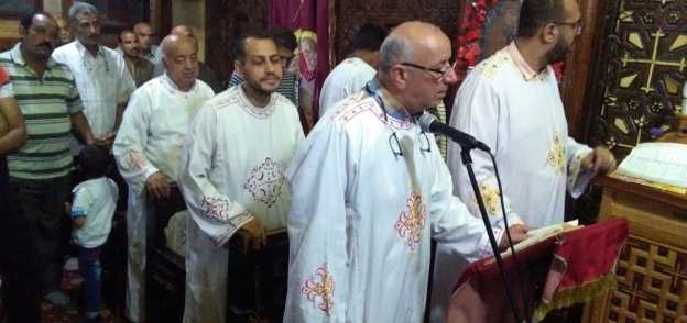 بالصور| المصلون يتوافدون على كنيسة العذراء بمسطرد وسط إجراءات أمنية مشددة