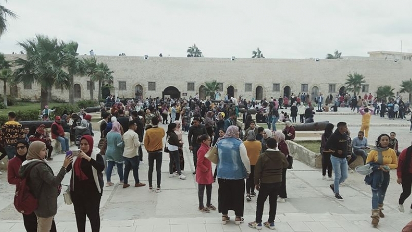 توافد العشرات لزيارة قلعة قايتباي الأثرية فى الإسكندرية