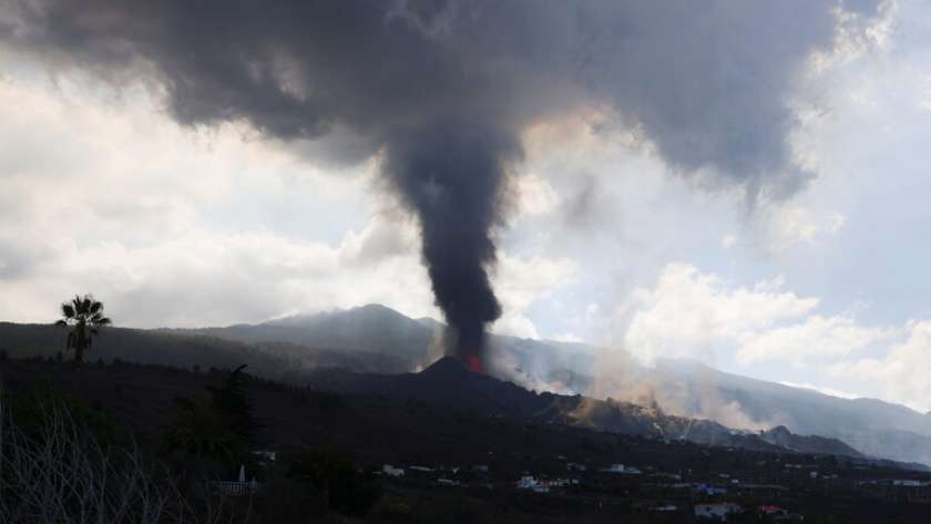 ثوران البركان في جزيرة لابالما الإسبانية
