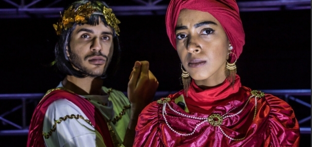 الممثلة السعودية نجاة مفتاح فى مسرحية «حكاية الإمبراطور»