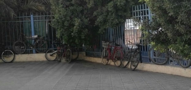 ركن الدراجات على سور محطة «عين حلوان»