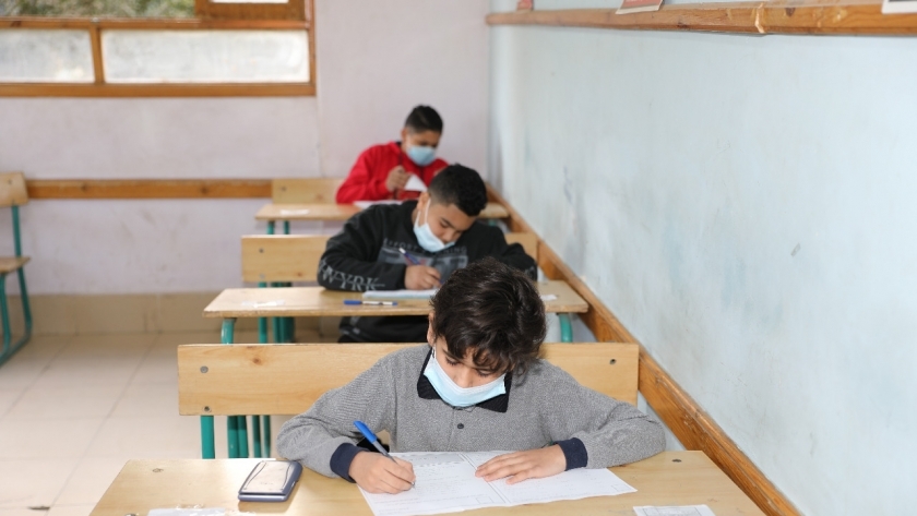طلاب أثناء أداء امتحانات الترم الأول داخل مصر