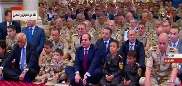 الرئيس السيسي يؤدي صلاة العيد بجوار أبناء الشهداء