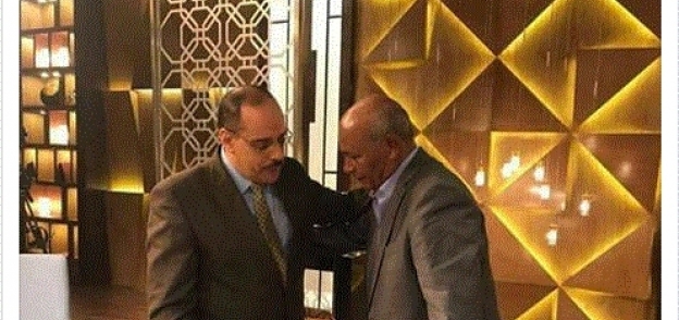والد محمد الحايس مع والد الشهيد إسلام مشهور