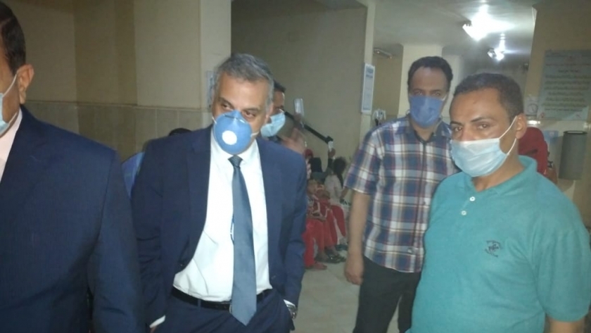محافظة سوهاج يتابع المصابين بتسمم في المستشفي العام