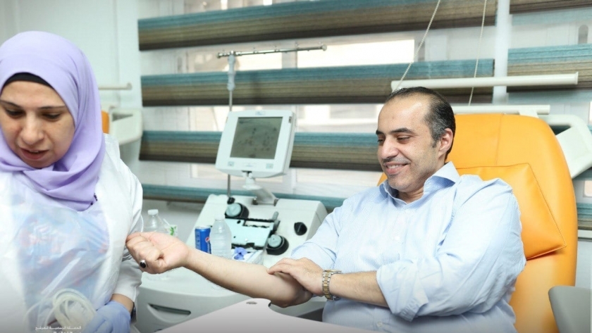 حملة المرشح عبد الفتاح السيسي أثناء التبرع بالدم