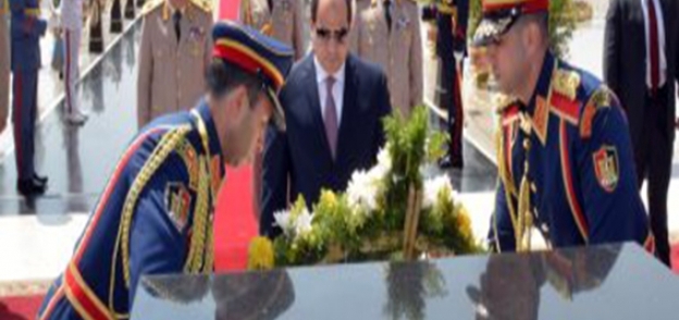 الرئيس السيسي يضع أكليل الزهور