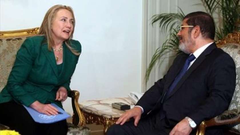 هيلاري كلينتون والمعزول محمد مرسي