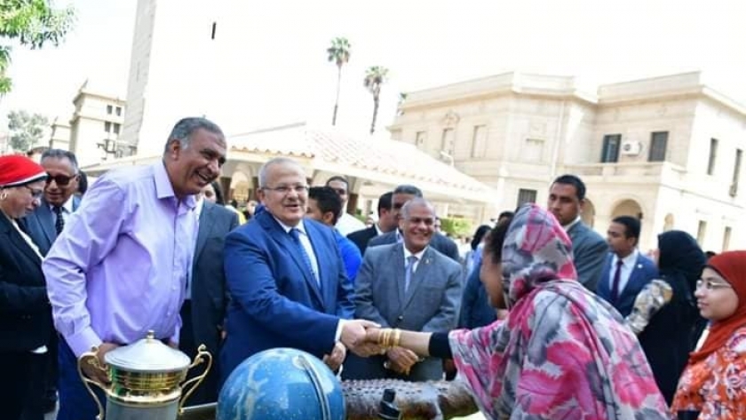 رئيس جامعة القاهرة مع الطلاب