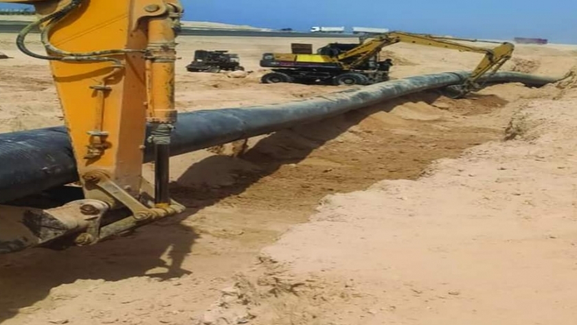 صيانة خط مياه الشرب الناقل إلي مدينة مرسي مطروح
