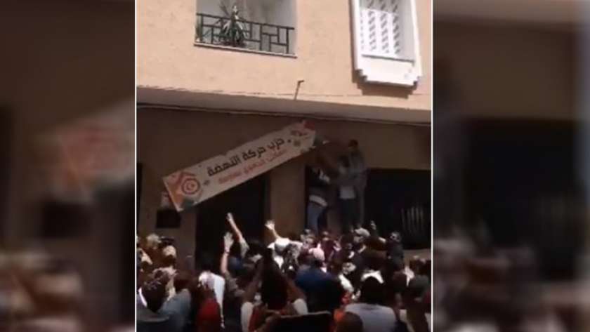 المتظاهرون في تونس يزيلون لافتة حزب حركة النهضة من على مقرها