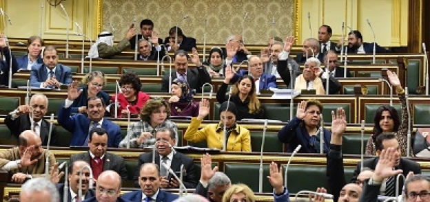عدد من نواب البرلمان خلال التصويت على أحد القوانين