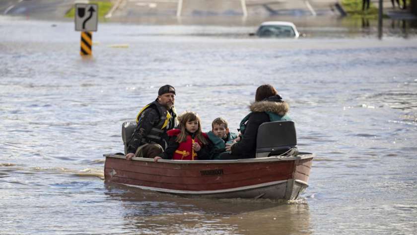 مياه الفيضانات أغرقت شوارع كندا
