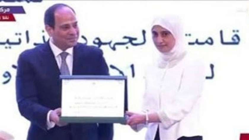 الدكتورة نهال الشقنقيرى مع الرئيس عبد الفتاح السيسي