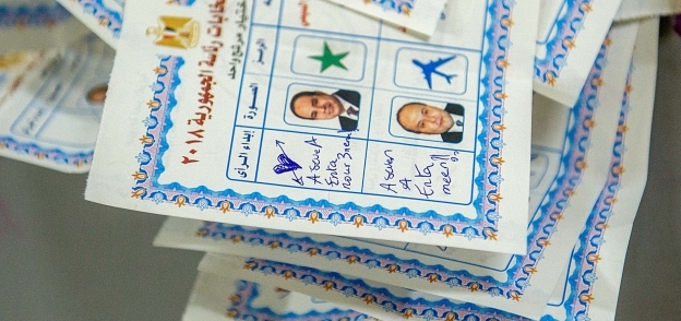 إحدى بطاقات التصويت أثناء عملية الفرز