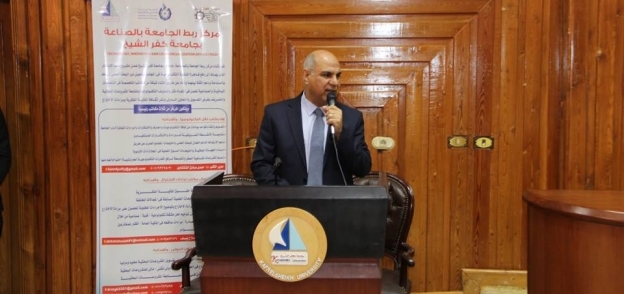 رئيس جامعة كفر الشيخ خلال حديثه بالندوة