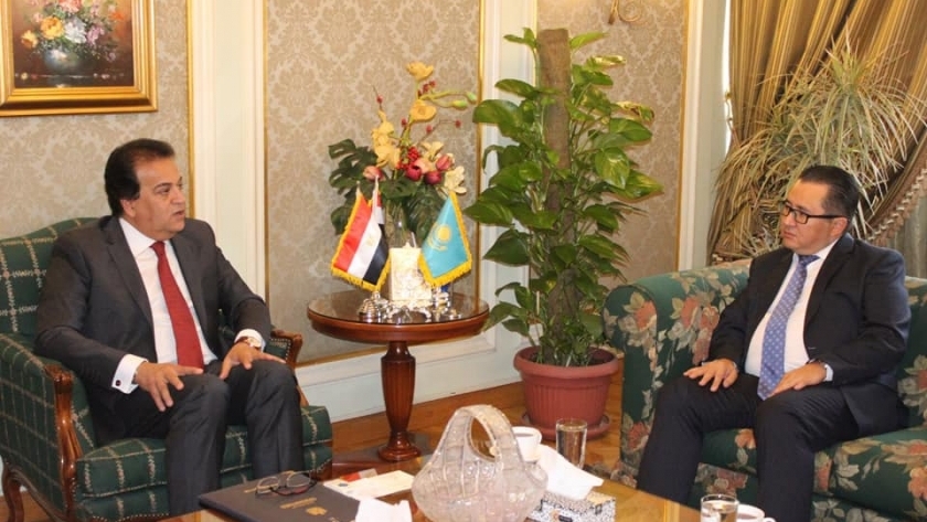 وزير التعليم العالى يستقبل سفير كازاخستان