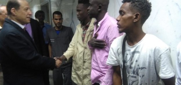 بالصور| نائب محافظ أسوان يزور المصابين السودانيين في المستشفى الجامعي
