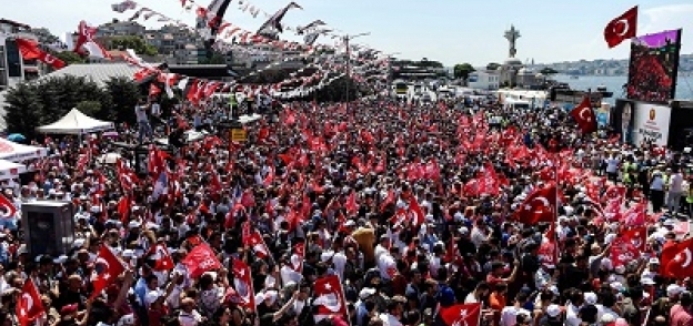 مؤيدو مرشح حزب المعارضة التركية فى مسيرة قبل الانتخابات