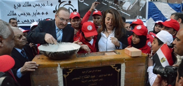 وزيرة التضامن ومحافظ بني سويف يضعان حجر أساس مستشفى الهلال الأحمر
