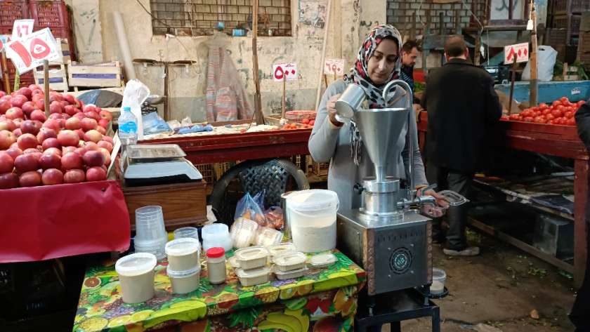 مها تصنع الطحينة في أحد أسواق الإسكندرية