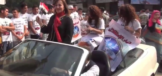 "قُبلات" وفتيات شقراوات على عربات "BMW".. مسيرة انتخابية لتيار الاستقلال
