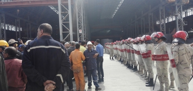 الشرطة العسكرية تحاصر اعتصام عمال الترسانة البحرية بالإسكندرية