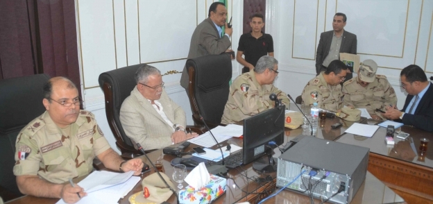 محافظ المنيا يشرف علي غرفة عمليات الانتخابات