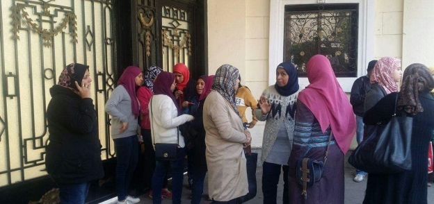 طالبات وأولياء أ مور خلال وقفة احتجاجية ضد قرارات وزير التربية والتعليم أمس