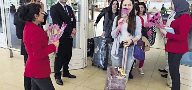 عدد من السياح خلال وصولهم إلى مطار شرم الشيخ