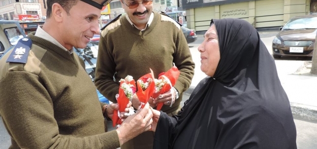 الشرطة توزع الورود والشوكولاتة على الأمهات بشوارع دمياط