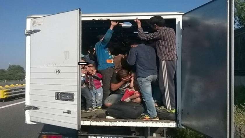 العثور على مهاجرين داخل شاحنة بالنمسا