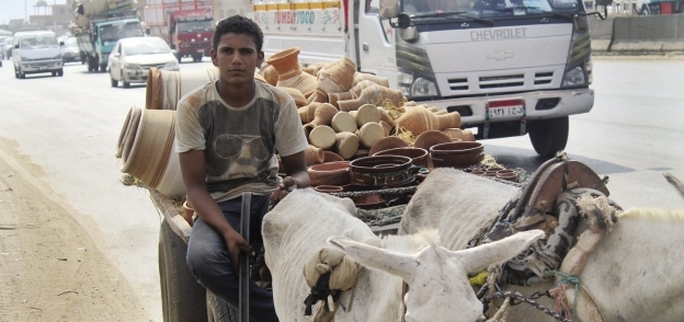 «محمود» يبيع الفخار على الطريق الدائرى